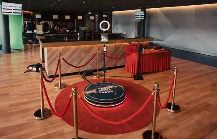 Event-Setup mit rotem Teppich, Requisiten und Wegeleit-System